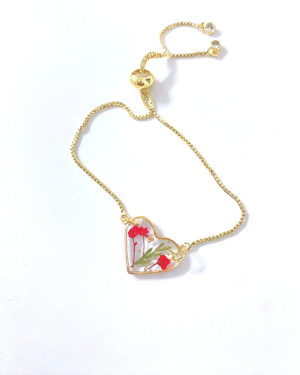 Pulsera dorada con dije de corazon